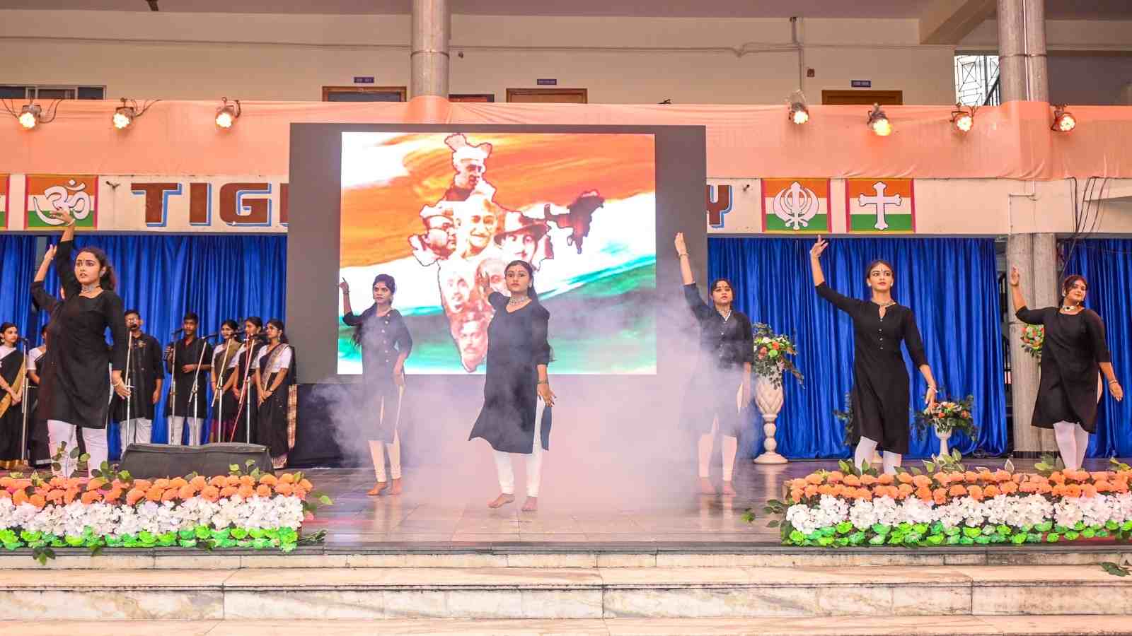 শিক্ষার্থীদের নৃত্যনাট্য পরিবেশনা 