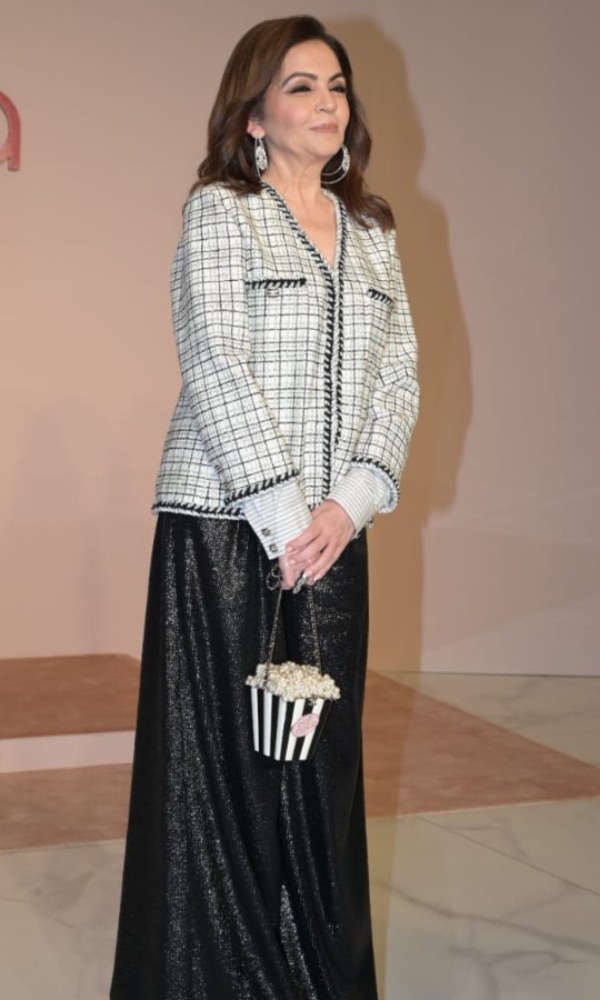 পপকর্নের টাব হাতে অনুষ্ঠানে প্রবেশ নীতা অম্বানীর। 