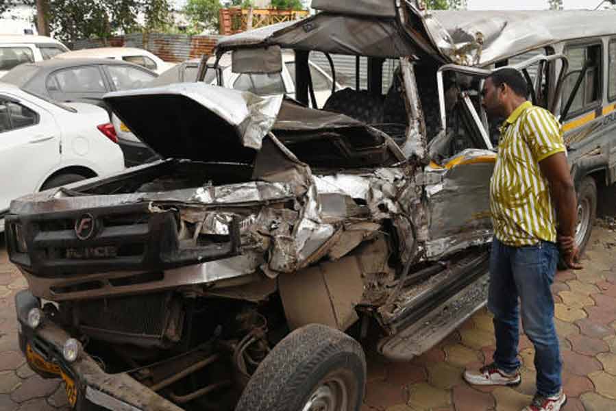 school bus lost control and rammed into the trailer, injured a student