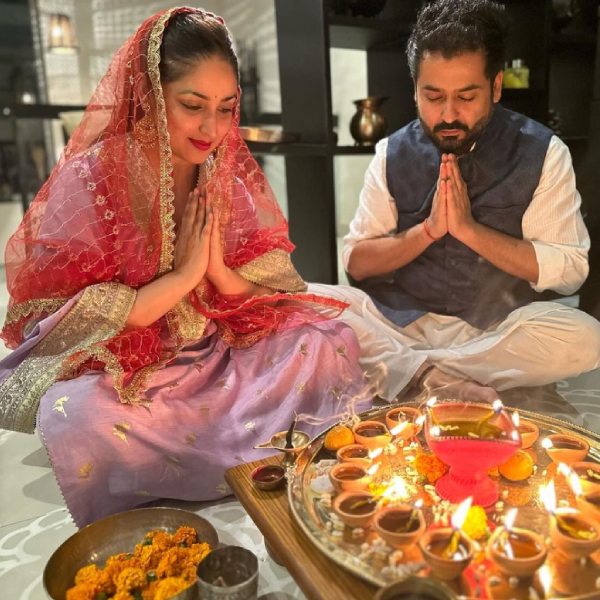 দীপাবলিতে নতুন মা-বাবা ইয়ামি গৌতম এবং আদিত্য ধর।
