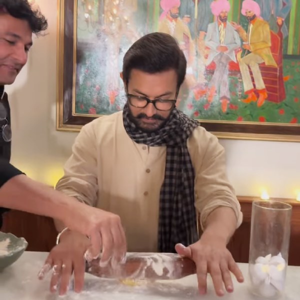 আমির খানকে সাহায্য করছেন বিকাশ খন্না। 