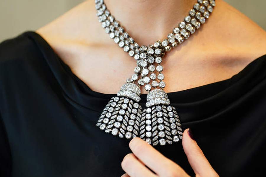 A mysterious necklace with 500 diamonds links to a scandal of Marie Antoinette