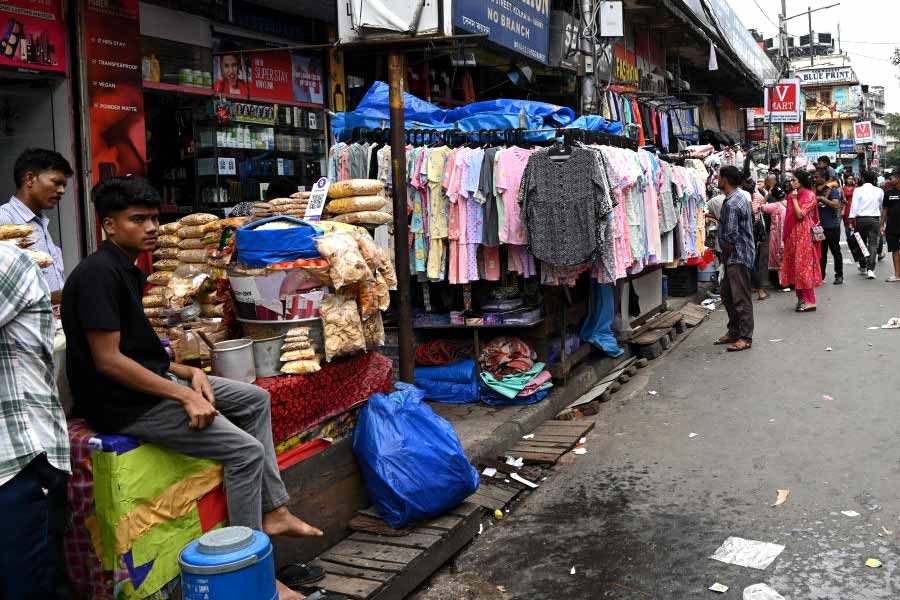 Hawkers can no longer leave their belonging at night KMC to bring new rules