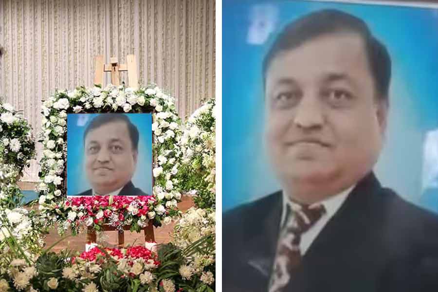 (বাঁ দিকে) ‘মৃত’ ব্যক্তির শ্রাদ্ধানুষ্ঠান। ব্রিজেশ সুতার (ডান দিকে)।