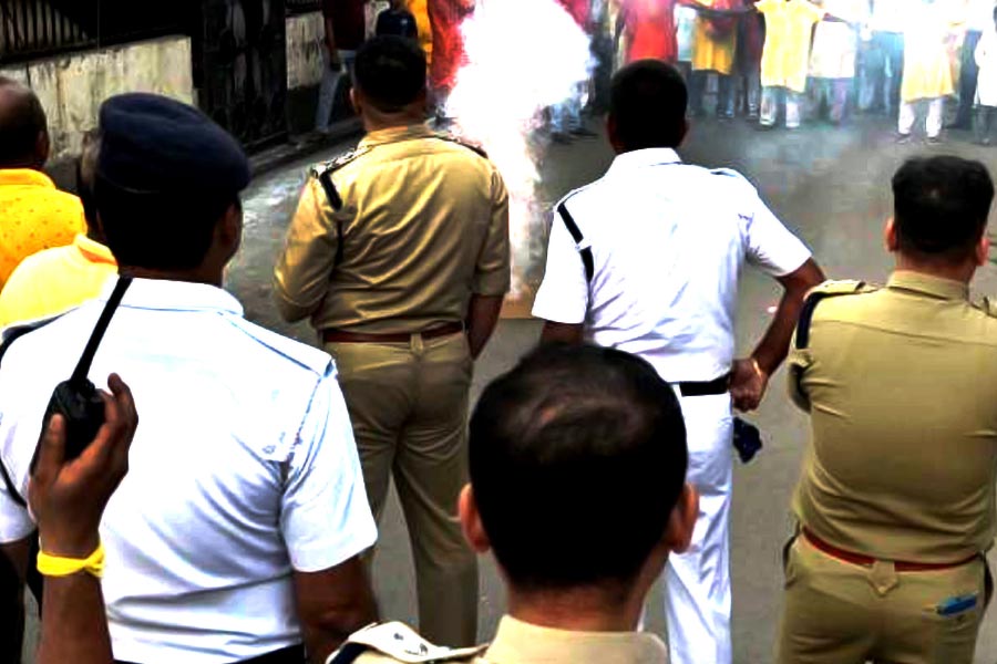 Police attacked in Regent Park Kolkata while trying to control two groups fighting with each other dgtl