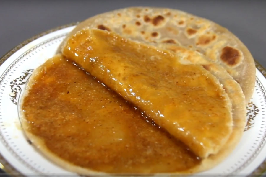 পরোটায় কামড় বসালেই মিলবে গুড়ের স্বাদ।