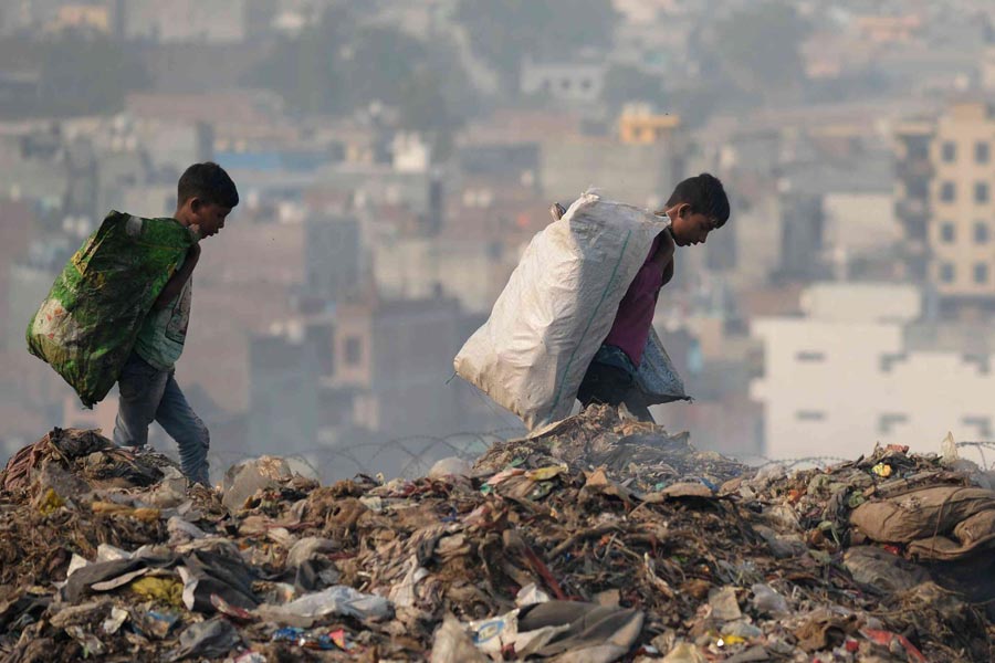 দিল্লিতে জমা আবর্জনার স্তূপ।