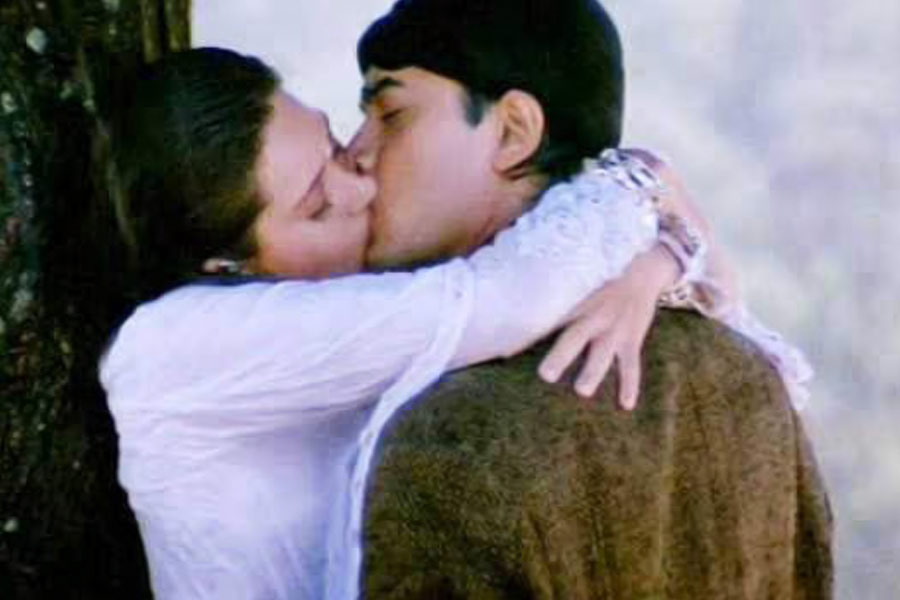 All you need to know the story about kissing scene of Amir Khan, Karishma Kapoor starrer Raja Hindustani 