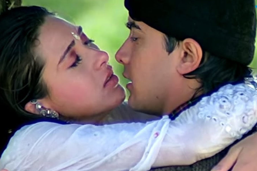 All you need to know the story about kissing scene of Amir Khan, Karishma Kapoor starrer Raja Hindustani 