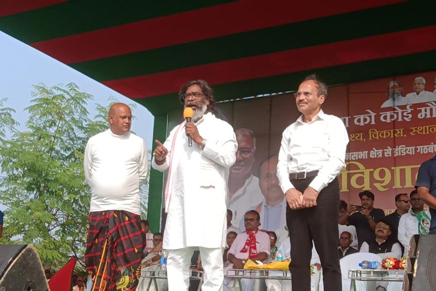 ঝাড়খণ্ডে প্রচারে অধীর চৌধুরী।