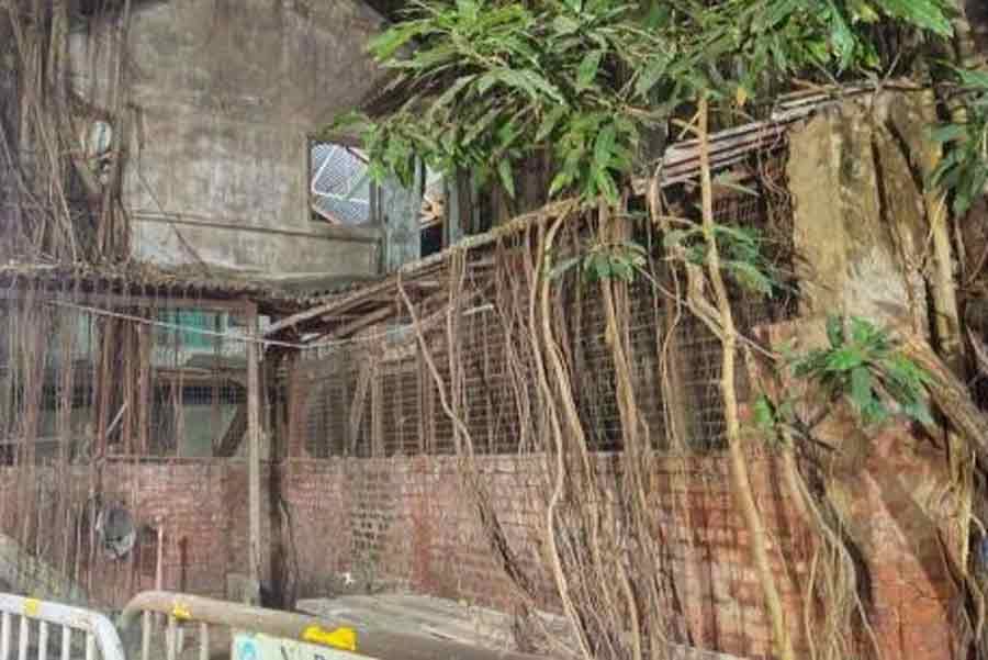 two youths died due to roof collapse of an abandoned factory in Kolkata