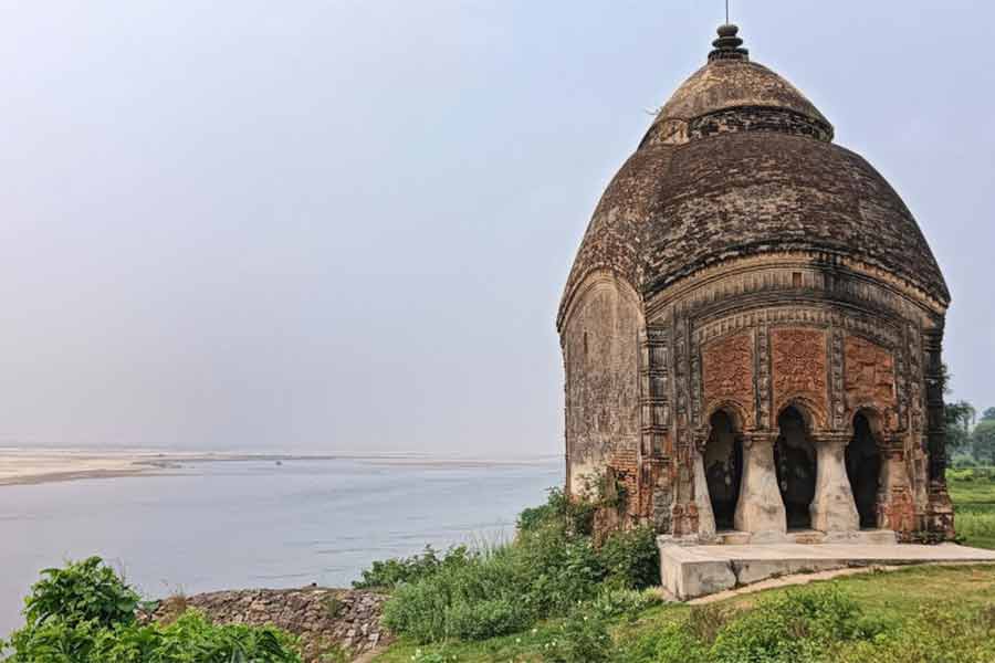 Ancient structures of Bardhaman getting washed away by Damodar river