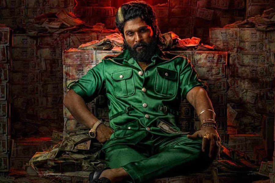 ‘পুষ্পা ২’ ছবির প্রথম ঝলকে নতুন মুখ দেখার পর অনেকেই বেশ বিভ্রান্ত হয়ে পড়েছিলেন। অল্লু এবং ফাহাদ ফাসিল ছাড়াও এই ছবিতে যে তৃতীয় এক অভিনেতা মুখ্য চরিত্রে রয়েছেন, সে ধারণা ছিল না কারও। তবে তৃতীয় সেই অভিনেতা যে কয়েক সেকেন্ডের অভিব্যক্তি দিয়েই নজর কেড়েছেন তা বলা বাহুল্য। সূত্রের খবর, সেই অভিনেতা নাকি বলি অভিনেতা সইফ আলি খানের ‘পুত্র’।