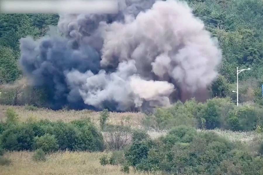 Kim Jong un North Korea Supreme Leader starts loud noise across the border of South Korea 