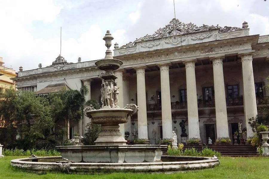 কলকাতার বুকেই রয়েছে মার্বেল প্যালেস।  এখানকার শান্ত পরিবেশ মন ভাল করে দেবে।