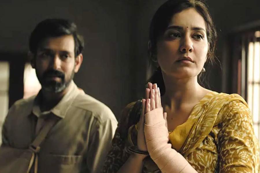 Imahe of Vikrant Massey and Raashii Khanna