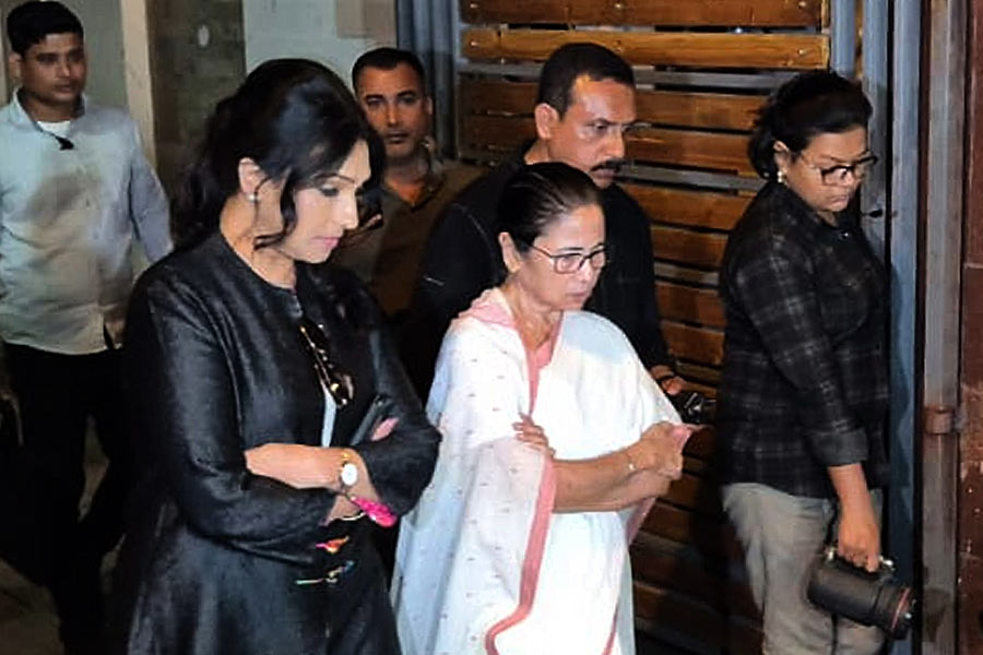 মঙ্গলবার সন্ধ্যায় মুনমুন সেনের বাড়ি থেকে বেরিয়ে আসছেন ঋতুপর্ণা সেনগুপ্ত এবং মমতা বন্দ্যোপাধ্যায়।