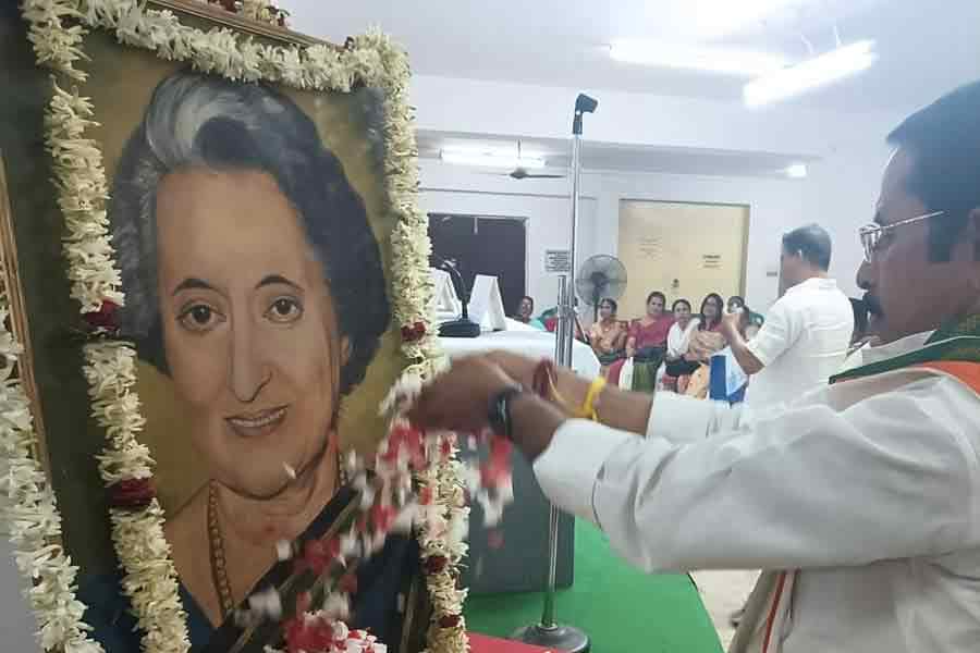 প্রাক্তন প্রধানমন্ত্রী ইন্দিরা গান্ধীকে স্মরণ। তাঁর ১০৭তম জন্মবার্ষিকীতে, বিধান ভবনে।