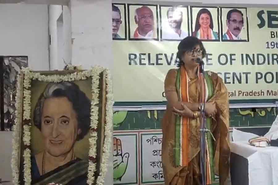 প্রাক্তন প্রধানমন্ত্রী ইন্দিরা গান্ধীকে স্মরণ। তাঁর ১০৭তম জন্মবার্ষিকীতে, বিধান ভবনে।