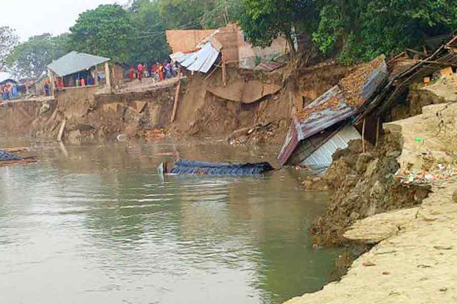 মানিকচকের গঙ্গা ঘাটে ভাঙনে তলিয়ে গেল ঘাট পারে থাকা দোকান ও বেশ কিছু ঘরবাড়ি।