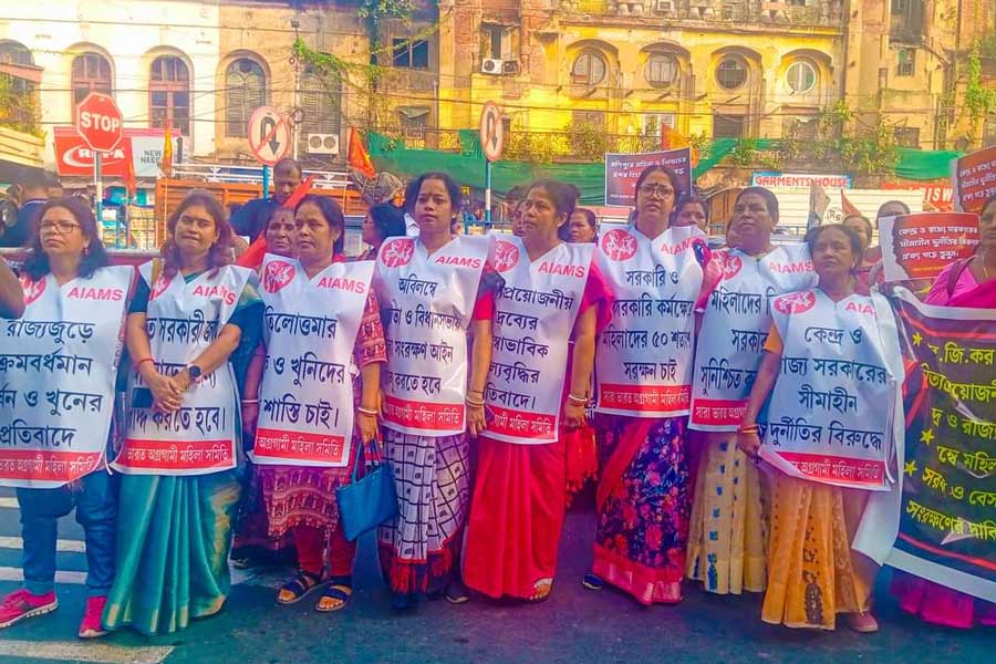 অগ্রগামী মহিলা সমিতির প্রতিবাদ মিছিল ও বিক্ষোভ। ধর্মতলা এলাকায়।