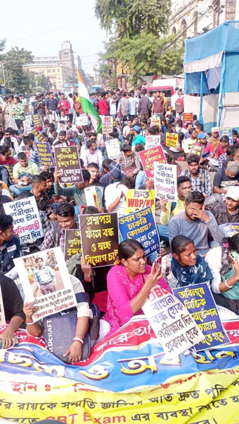 পুলিশে চাকরি-প্রার্থীদের মিছিল ও বিক্ষোভ। কলকাতায়।