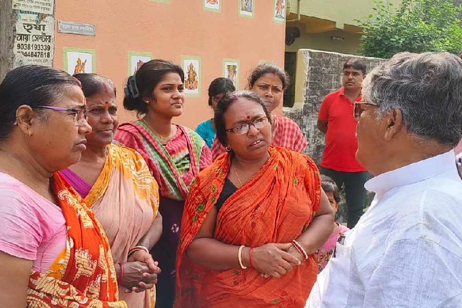 স্থানীয়দের অভিযোগ শুনছেন অসিত মজুমদার।