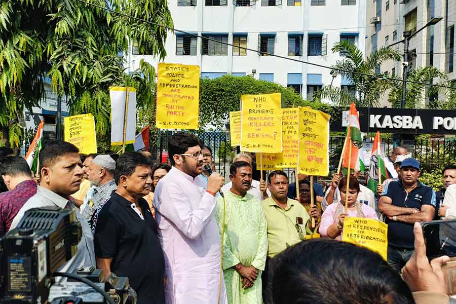 Congress stages protest at Kasba PS alleging deteriorating law and order situation