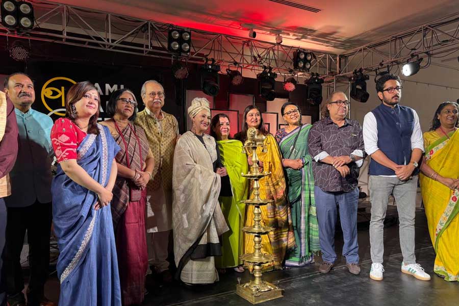 কেসিসি-তে উৎসবের সূচনায় উপস্থিত গুণীজনেরা।