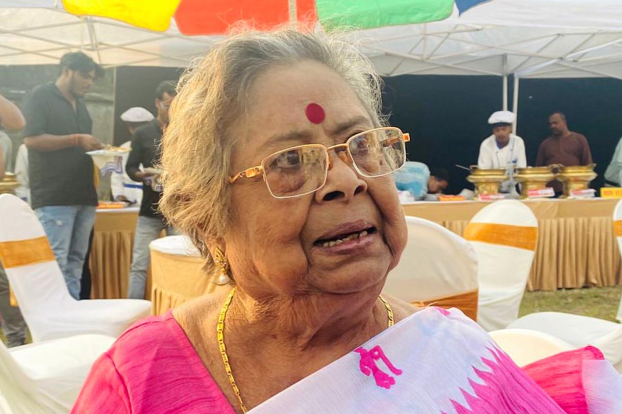 Veteran actress Basanti Chatterjee comes to shoot floor despite having multiple illness