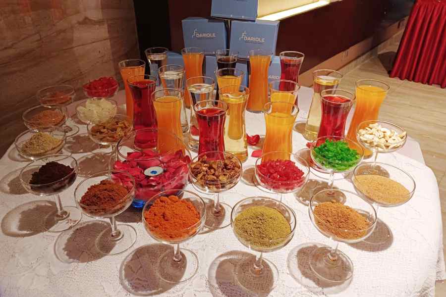 কেক মিক্সিংয়ের জন্য নানা ধরনের মশলা, ফলের রস। 