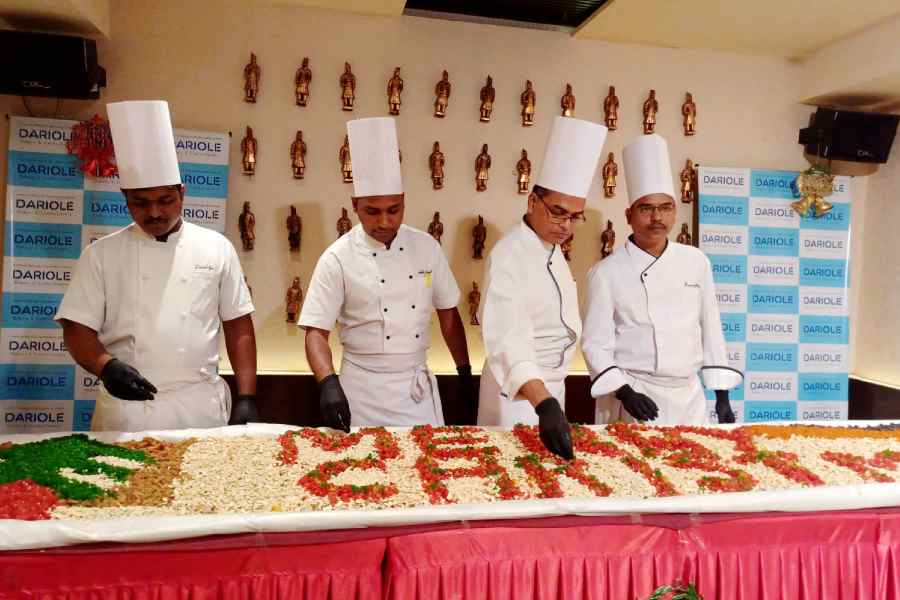 কেক মাখানোর নানা উপকরণ সাজাচ্ছেন শেফরা।