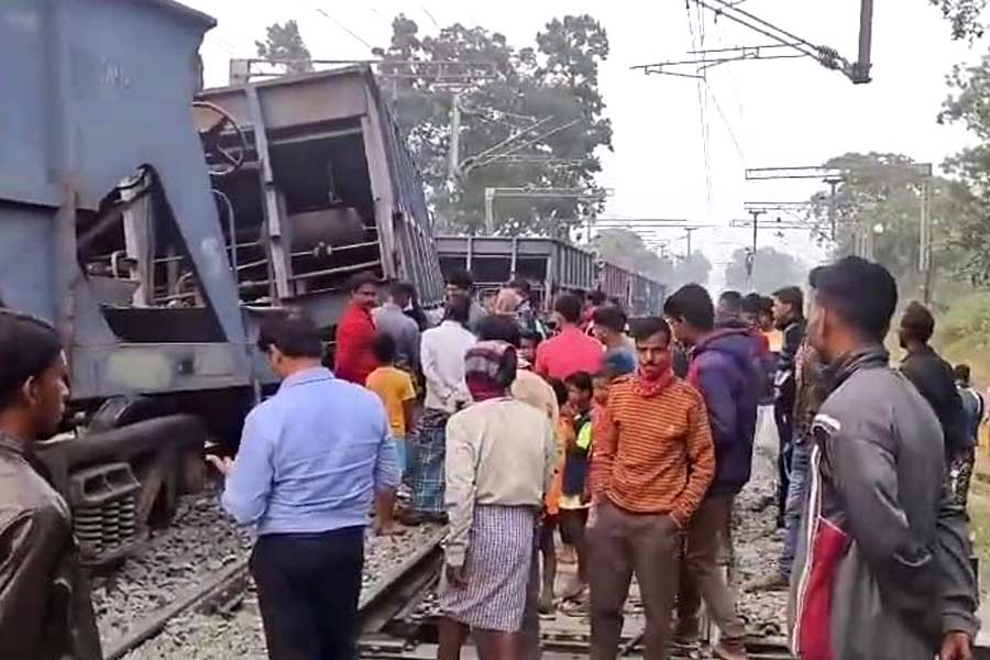 Two coaches of goods train derailed in Bankura dgtld