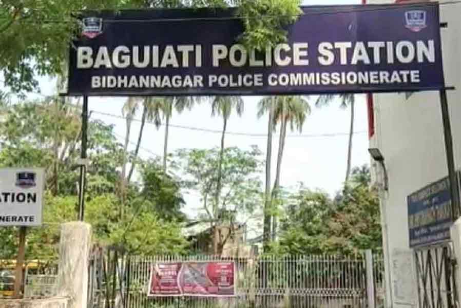 allegation against baguiati police for offering to settle car theft case from police station with money