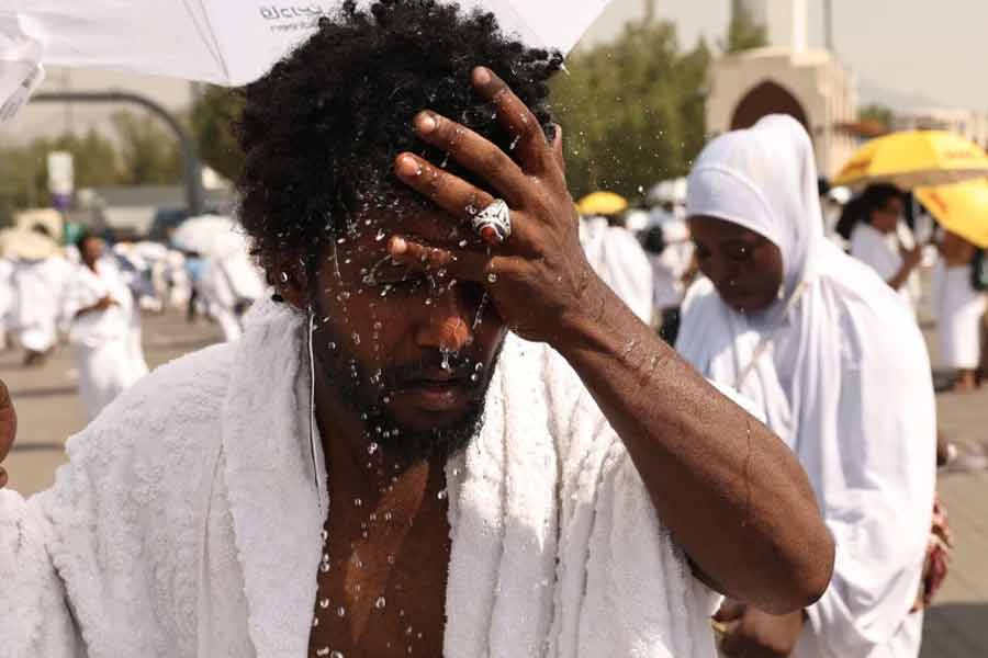 Pakistani pilgrims have to give affidavit regarding not to beg during Hajj in Saudi Arabia 