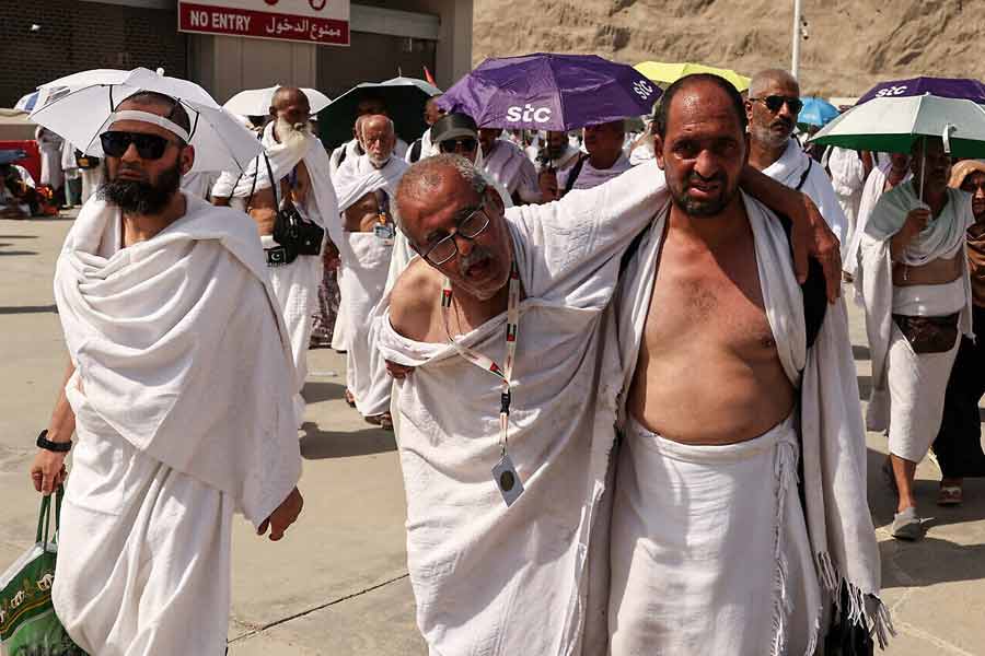 Pakistani pilgrims have to give affidavit regarding not to beg during Hajj in Saudi Arabia 