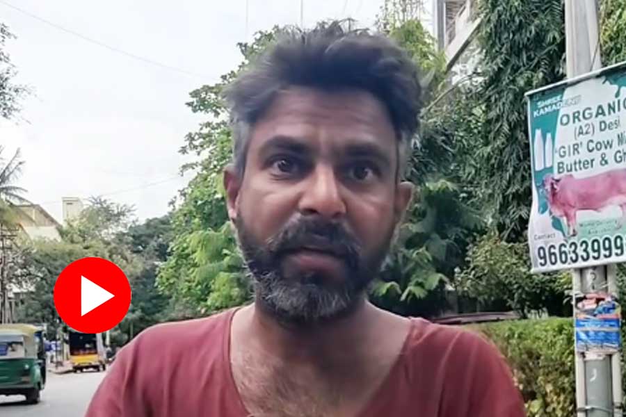 Beggar claims to be an engineer seen speaking about physics in English at Bengaluru