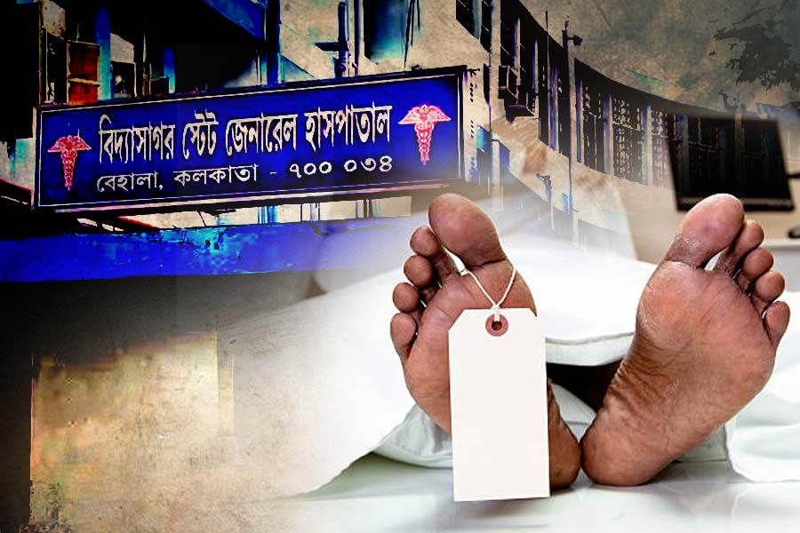 Mob vandalizes in Behala hospital after young man died dgtl