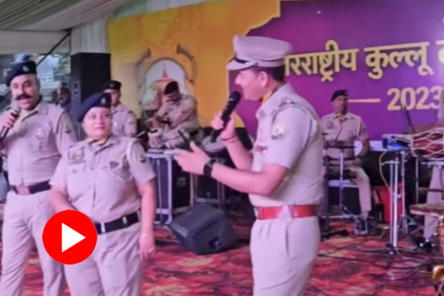 Himachal Pradesh police singing Shah Rukh Khan’s movie song `Tere Naina’