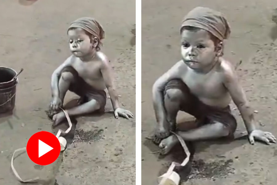 A child covered in silver paint, dozing off at the road is begging went viral