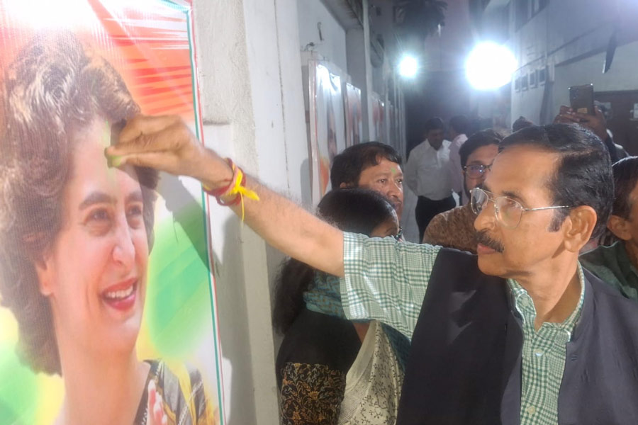 Congress celebrates Priyanka's victory at Bidhan Bhavan