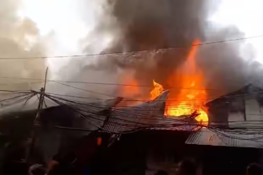 Fire breaks out at Ultadanga beside rail line dgtl