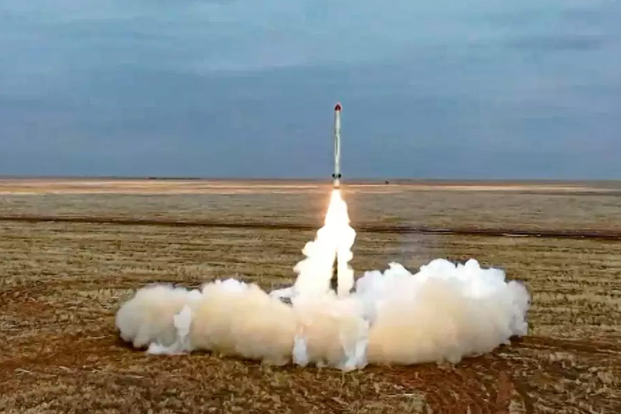 Russian Oreshnik missile hits Ukraine triggering explosions for three hours know speed range and threat of this weapon 