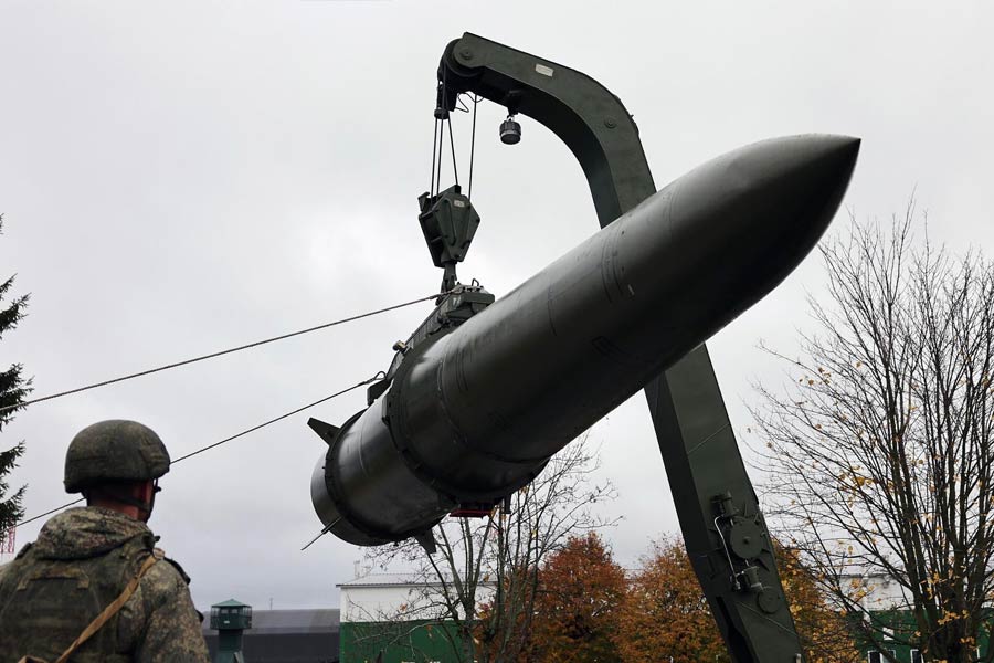 Russian Oreshnik missile hits Ukraine triggering explosions for three hours know speed range and threat of this weapon 