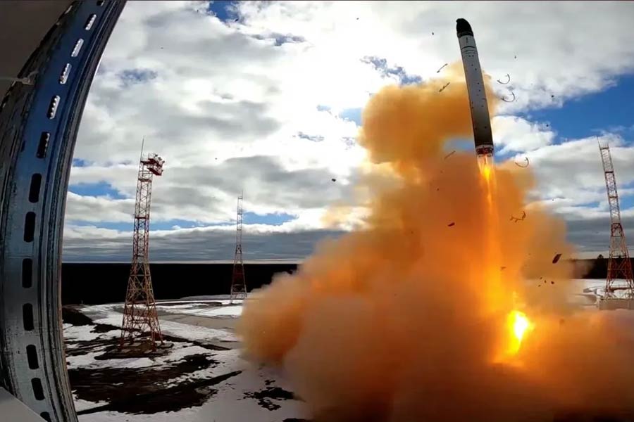 Russian Oreshnik missile hits Ukraine triggering explosions for three hours know speed range and threat of this weapon 