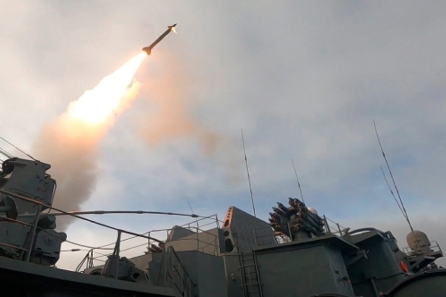 Russian Oreshnik missile hits Ukraine triggering explosions for three hours know speed range and threat of this weapon 