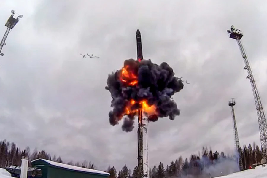 Russian Oreshnik missile hits Ukraine triggering explosions for three hours know speed range and threat of this weapon 