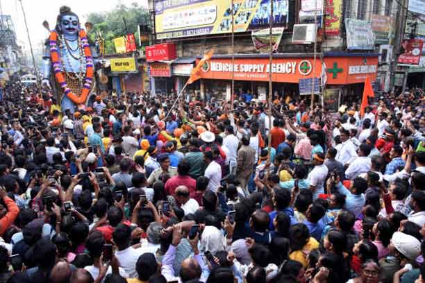 ভৈরবপুজোর শোভাযাত্রায় ভিড় উপচে পড়ল। রবিবার বহরমপুরে।  ছবি: গৌতম প্রামাণিক