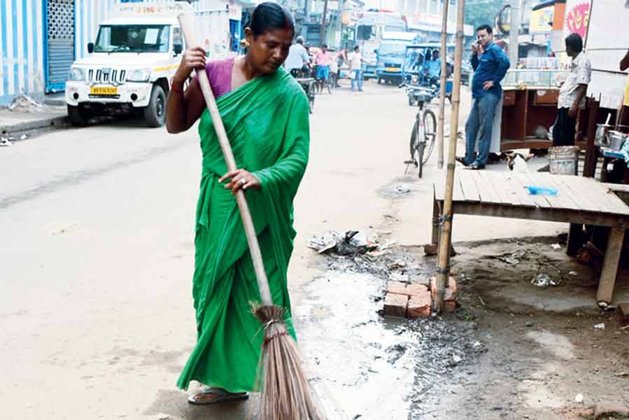 ভাতা বৃদ্ধির দাবিতে বিভিন্ন দফতরে আবেদন জানিয়েও কোনও ফল হয়নি।