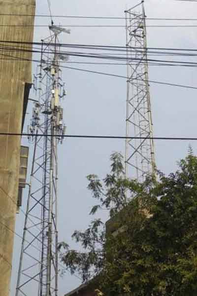 পাশাপাশি দু’টি মোবাইল টাওয়ার। 